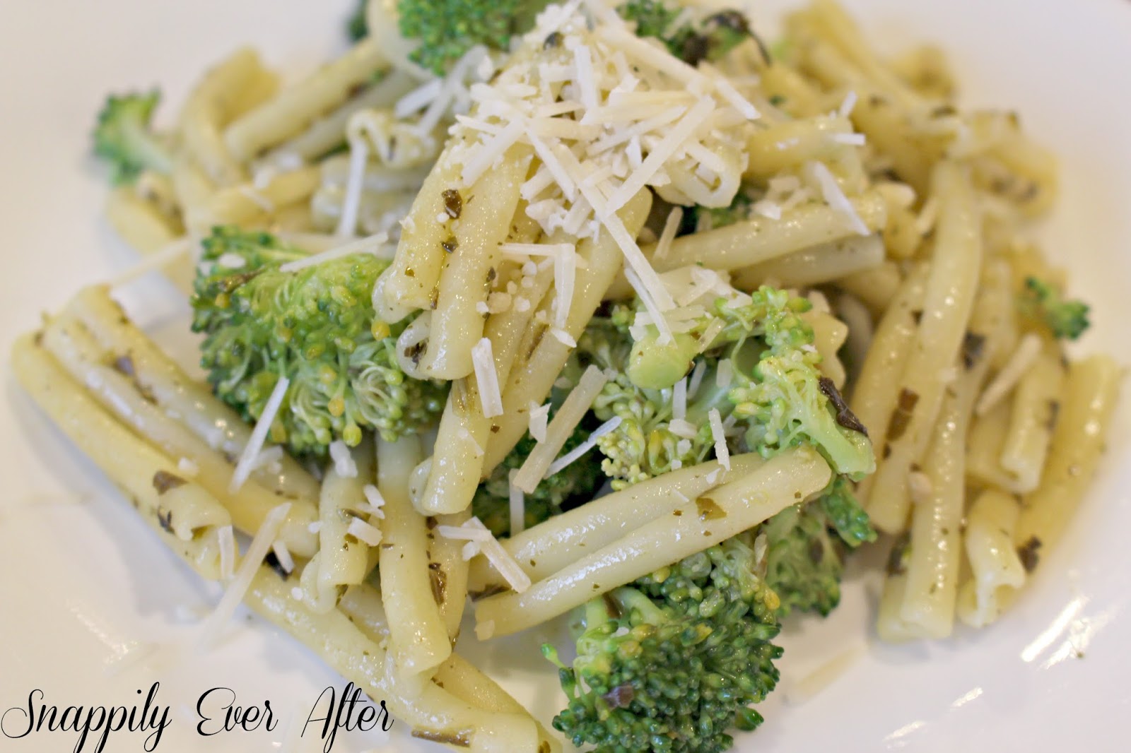 Snappily Ever After Healthy Pesto Broccoli Pasta