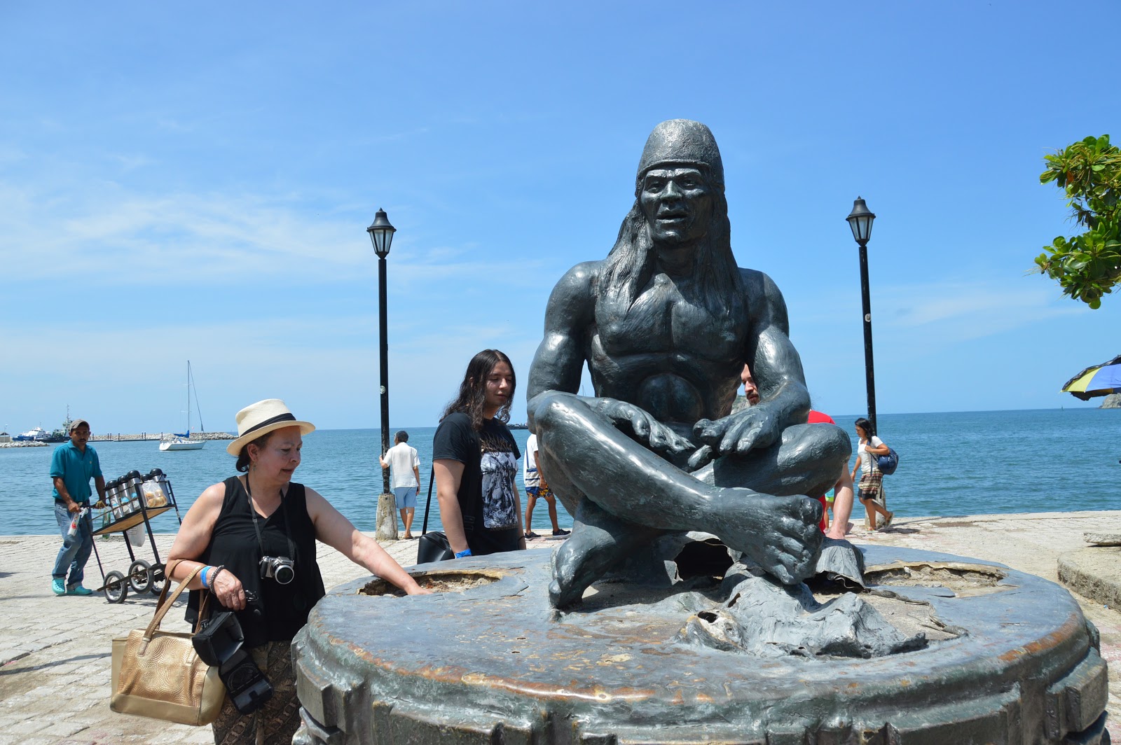 REVISTA GUIARTE Esculturas del maestro Héctor Lombana están deterioradas