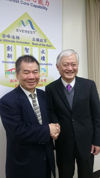 宏遠總經理葉清來（左）與研華總經理何春盛（右）。