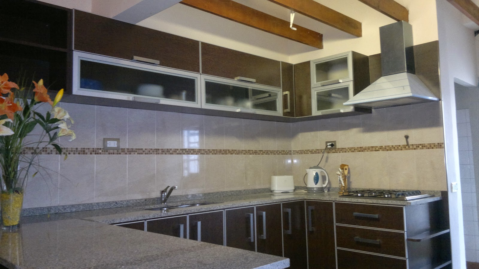 CYM AMOBLAMIENTOS: Amoblamiento de cocina completo en color wengue