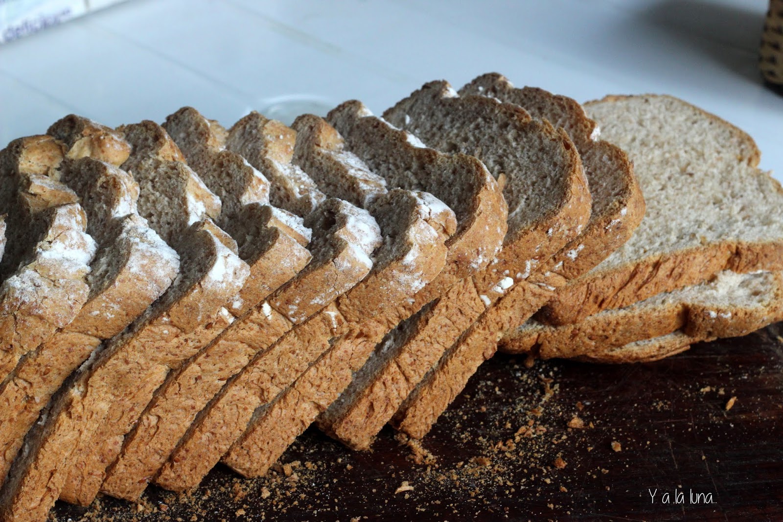 Y a la luna se le ve ve el ombligo... Pan de espelta y semillas de