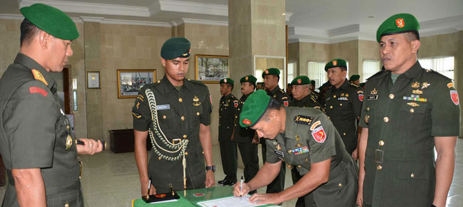 Yalangoch rus erkak mashhurlari Katta klitorisli videoni masturbatsiya qilish