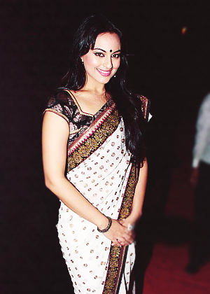 Sonakshi Sinha Dress1 - Sonakshi Sinha Dresses Pics