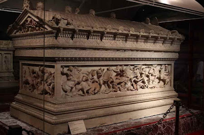 Η Σαρκοφάγος του Μεγάλου Αλεξάνδρου και ο Μυστηριώδης Λόφος των Μνημάτων  