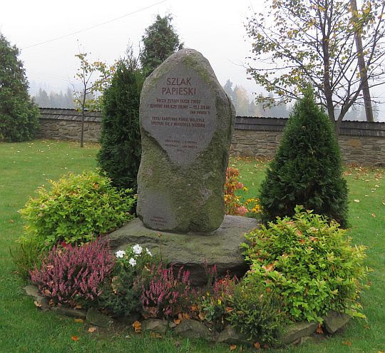 Kamień upamiętniający spotkania na Piątkowej Górze Kardynała Karola Wojtyły z młodzieżą oazową.