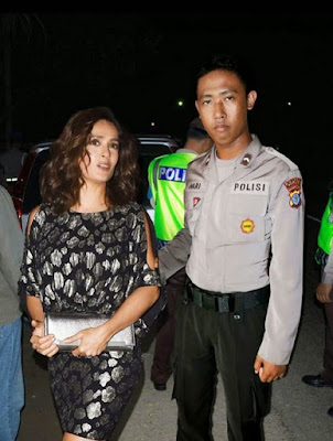 Salma Hayek terkena razia sedang digiring kekantor polisi Salma Hayek terkena razia sedang digiring kekantor polisi