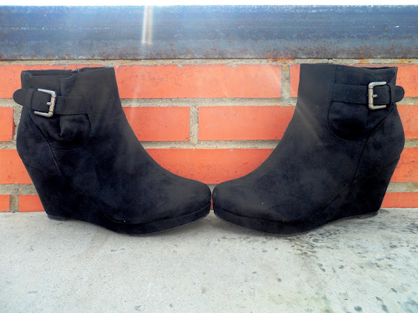Botines de ante cuña negros con hebilla