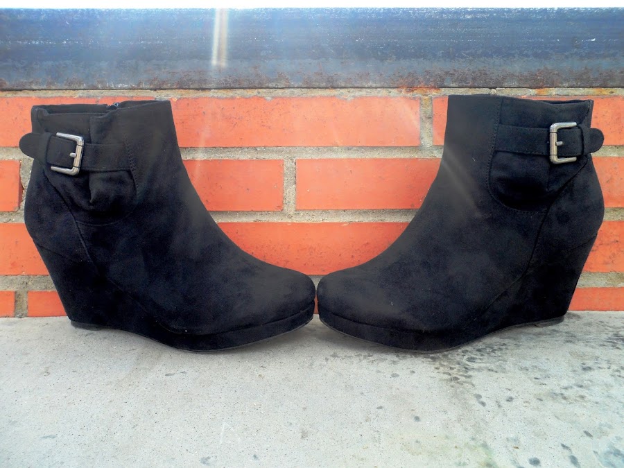 Botines de ante cuña negros con hebilla