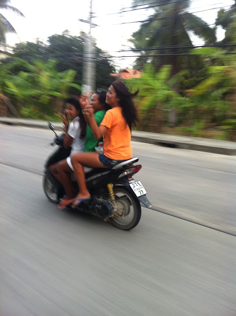 Tres chicas en una moto Tres chicas en una moto