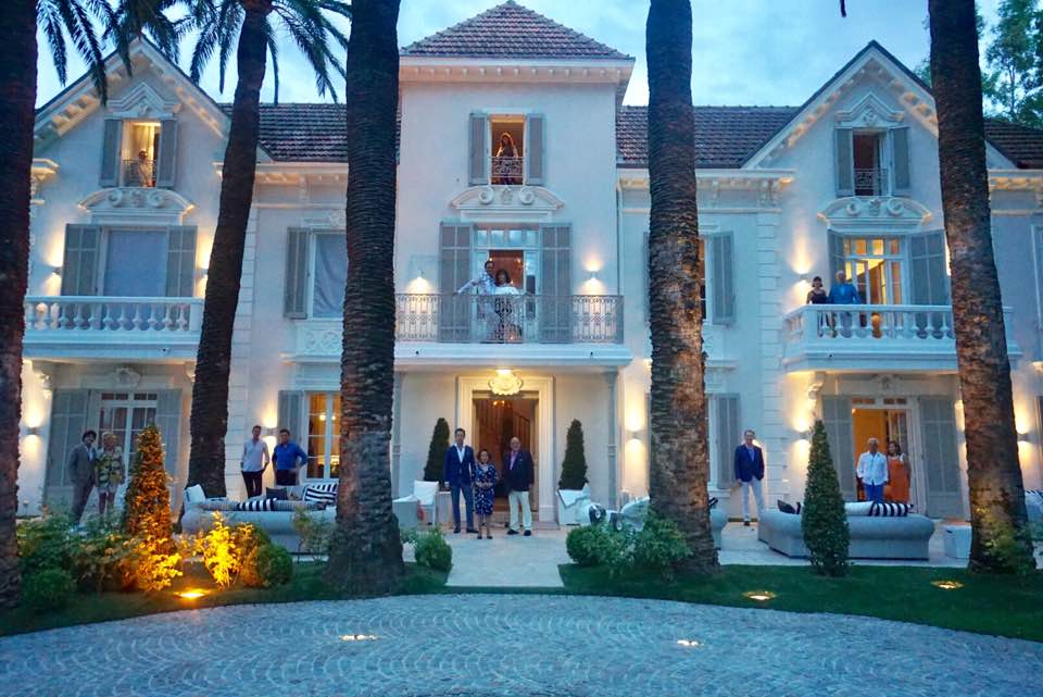 LEGENDARY DAME! PHOTO UPDATE IN ST TROPEZ IT'S ALWAYS FASHIONABLE TO