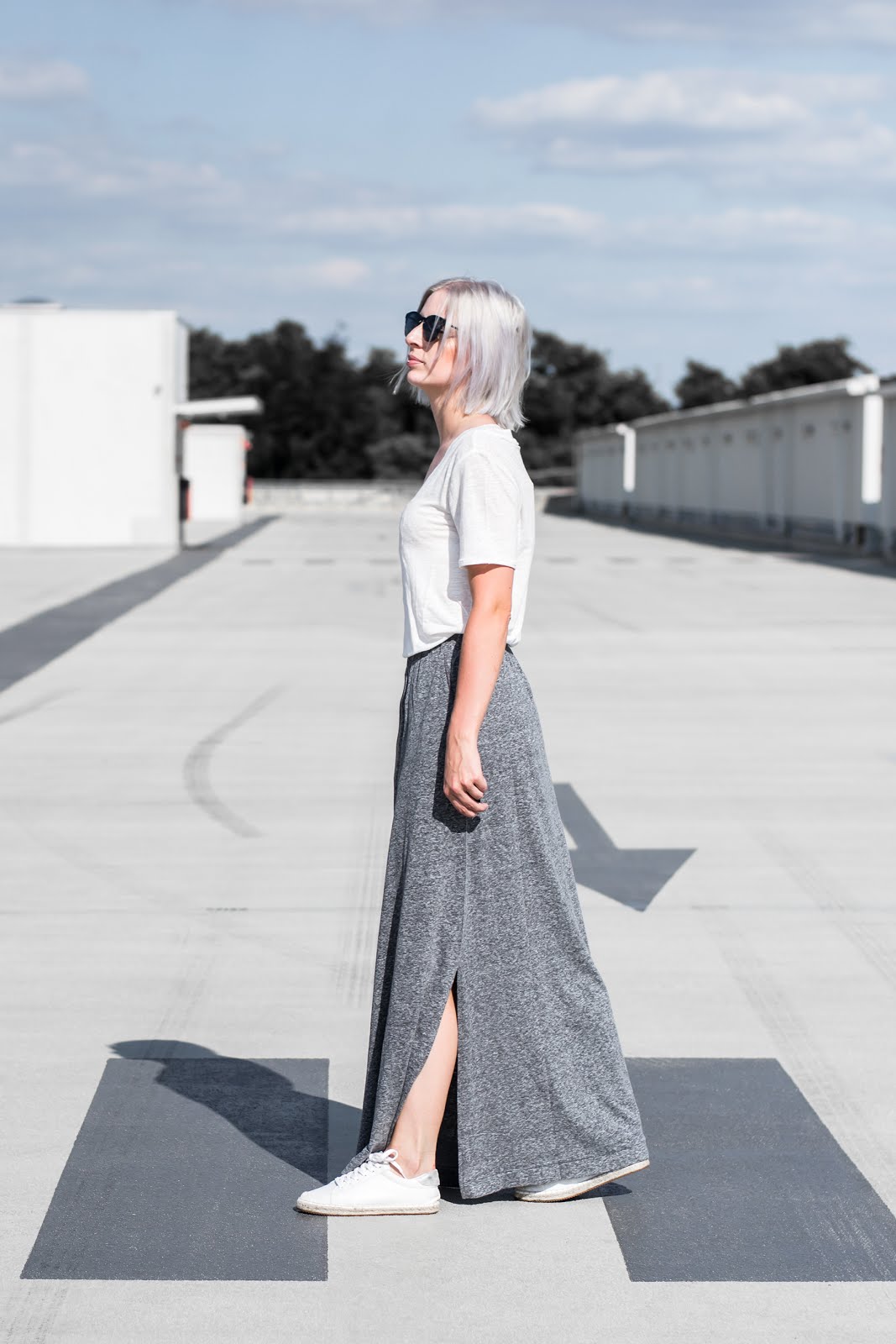 s.Oliver, summer look, minimal, white t-shirt, maxi skirt, jersey