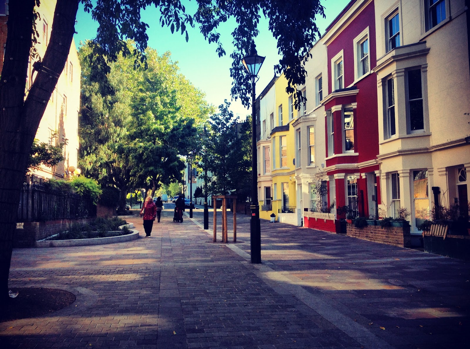 SynchroniCity Walking Around In Portobello Road