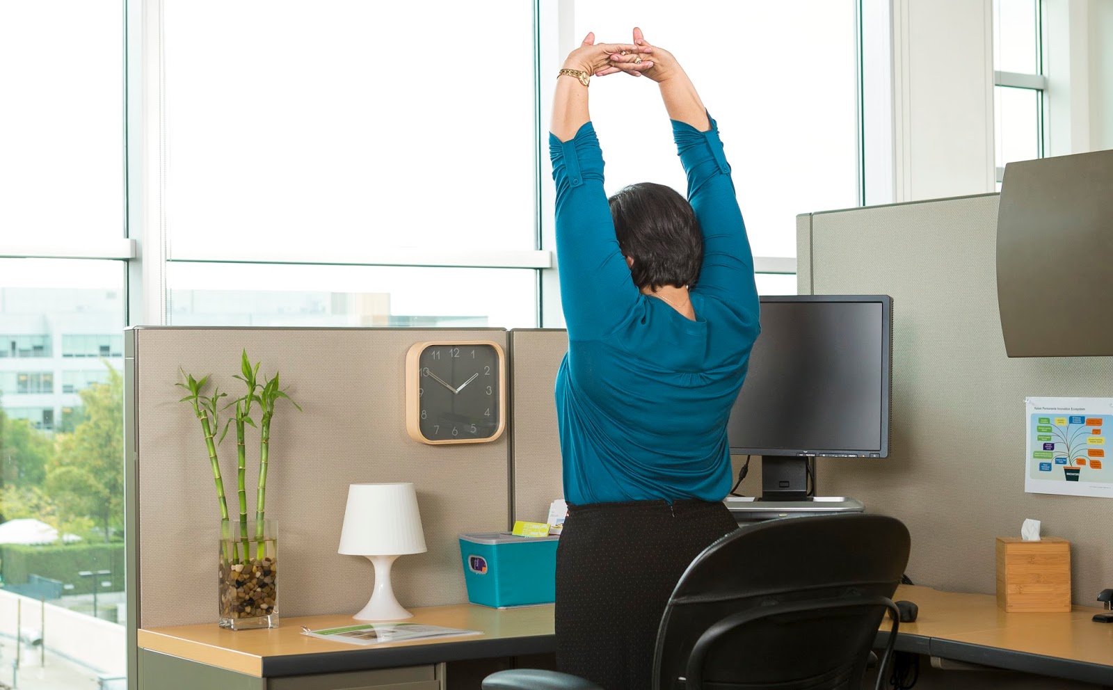 Сидячая работа без опыта работы. Сидячий образ жизни фото. Боль в спине за компьютером. Сидячая и малоподвижная работа. • адинамия, сидячая работа.