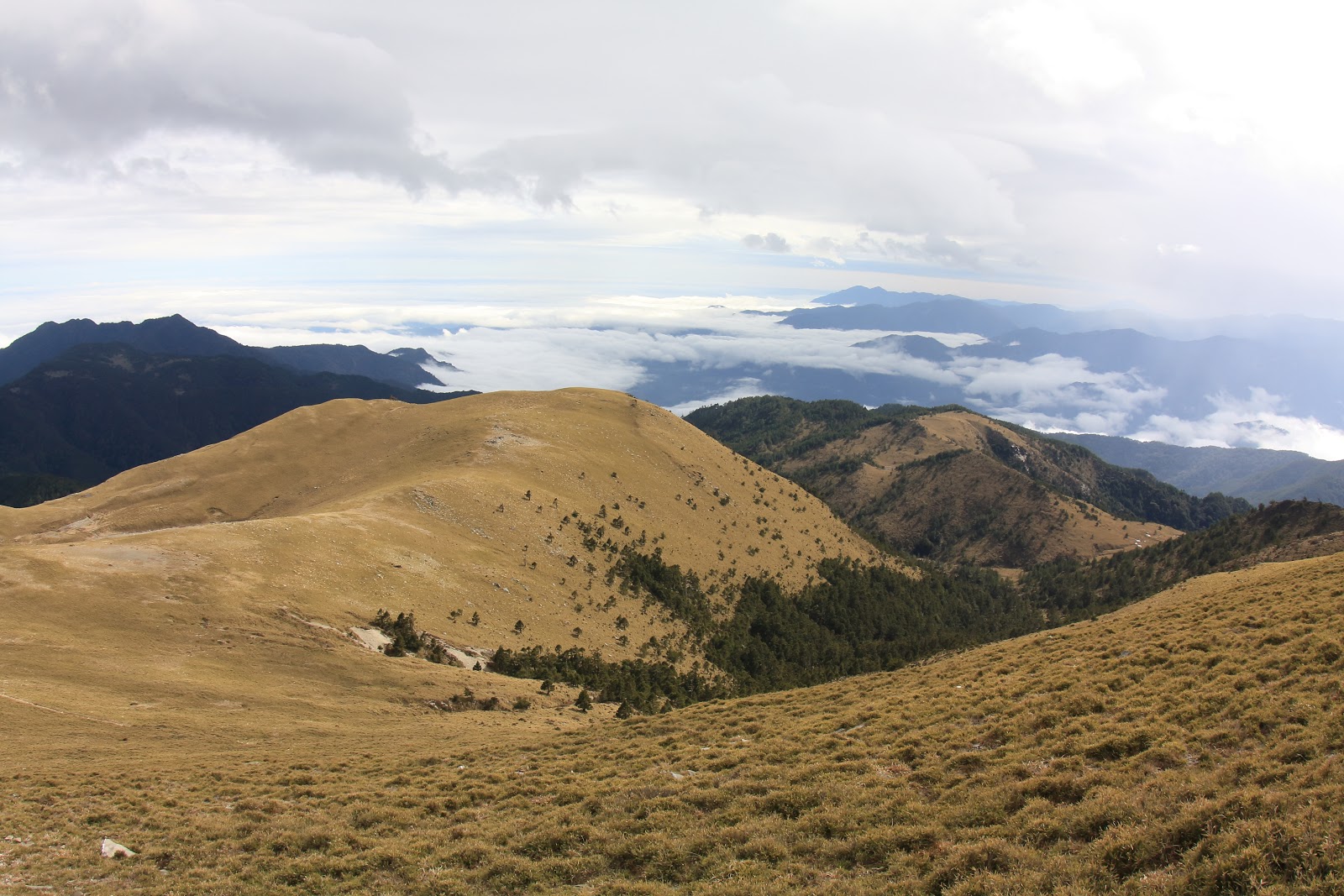 三叉山回望新武呂溪谷方向