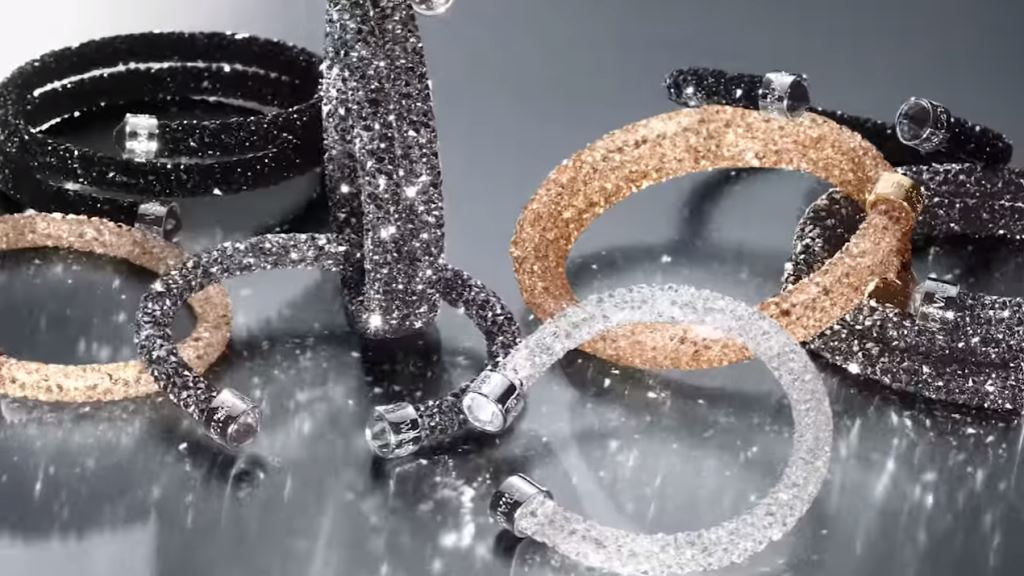 modella swarovsky bracciale crystaldust bionda testimonial spot 2016