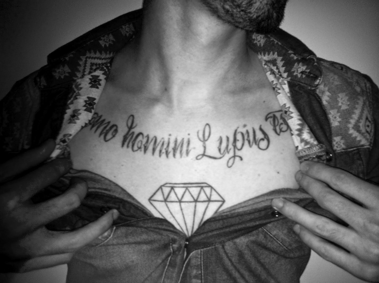 Mann tattoo brust schriftzug Hals Tattoo