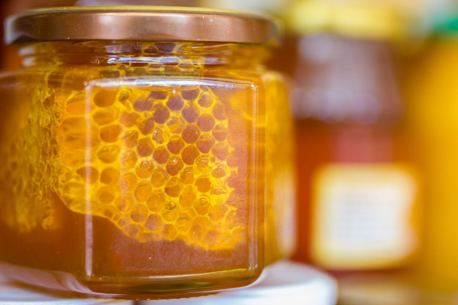 В каких количествах можно мед. Соты пчелиные. Цветочный мед в сотах. Соты меда. Баночка для меда.