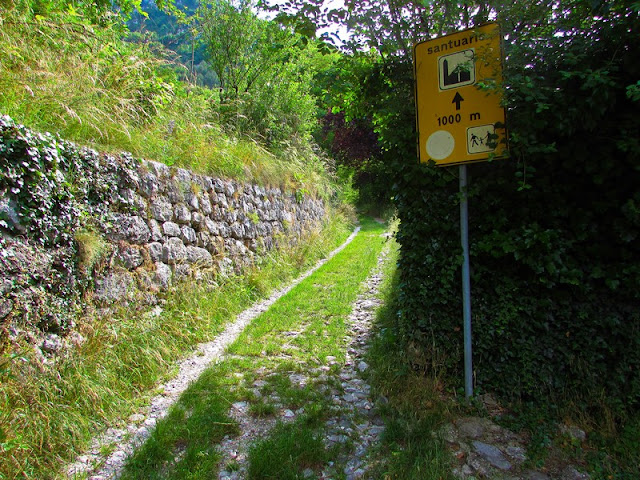 L'imbocco del sentiero per il santuario