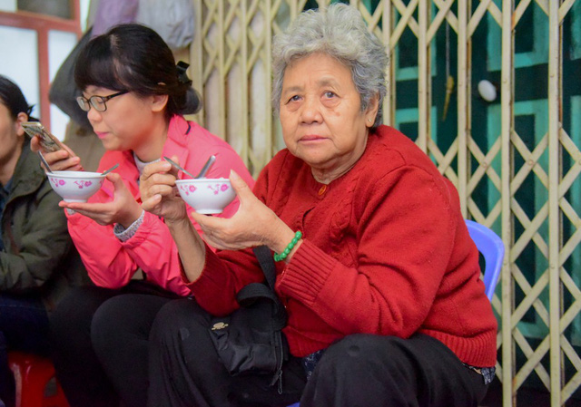 Quán bánh trôi nước của Nghệ Sĩ Phạm Bằng động kín khách Quán bánh trôi nước của Nghệ Sĩ Phạm Bằng động kín khách