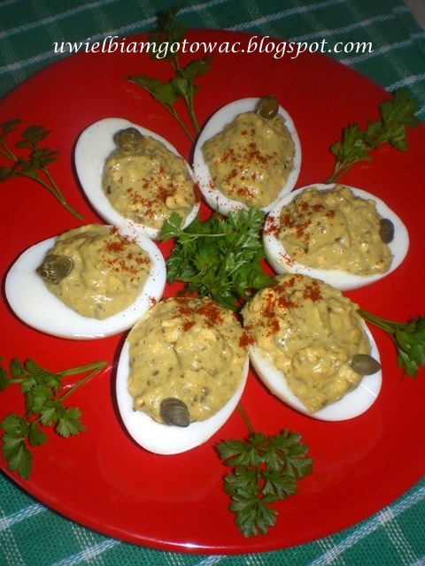 Jajka faszerowane bazyliowym pesto z kaparami i chili
