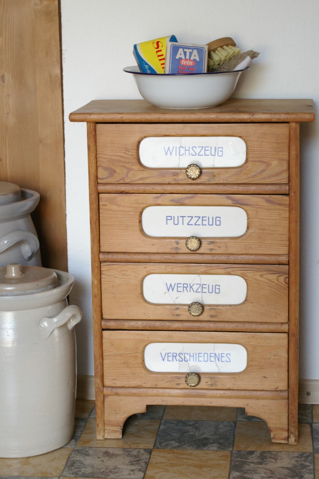 Klein(e)s Haus: Kleines Schränkchen und großer Stein!