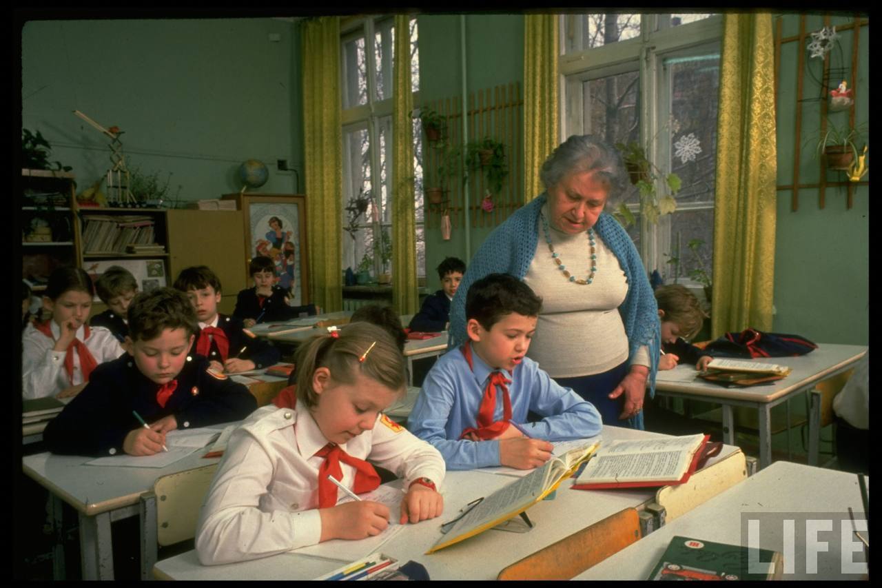 10 лет назад в школе. Школа СССР. Ученики Советской школы. Урок в Советской школе. Советские дети в школе.