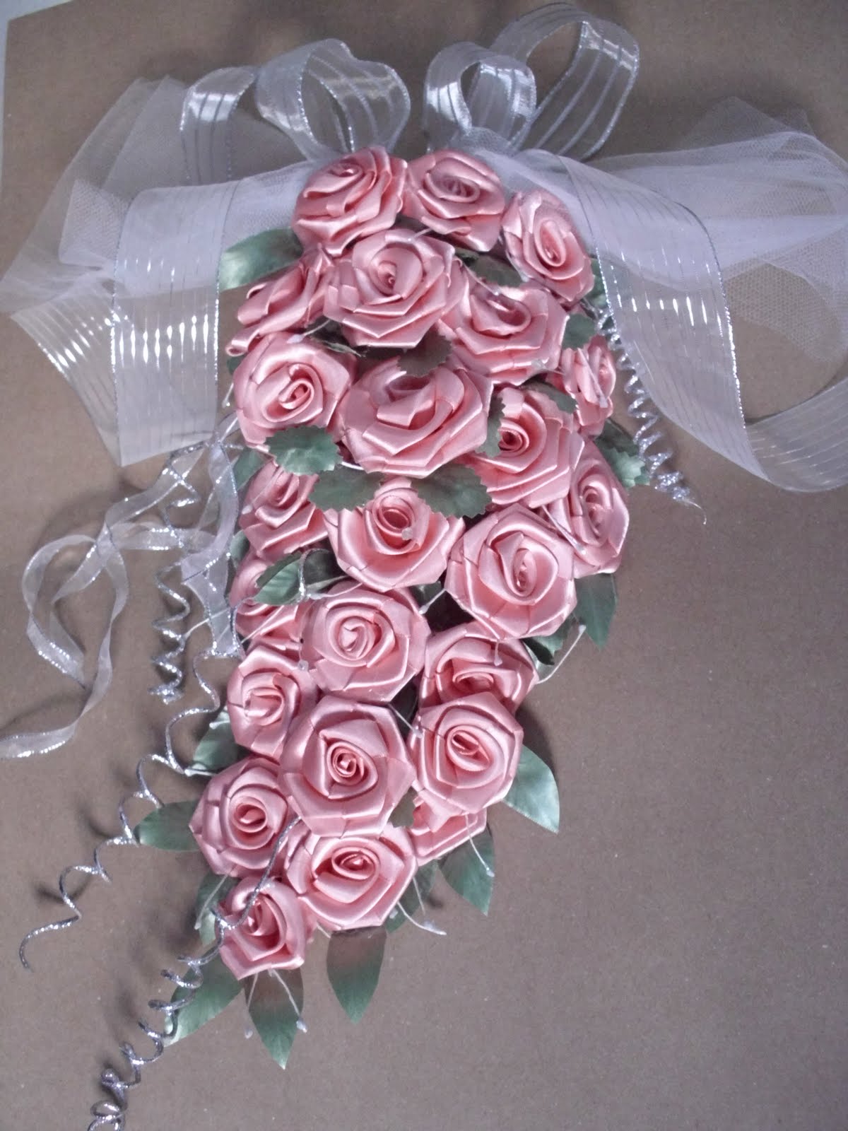 Tou NOIVA e agora?!!: Buquê com rosas de fita de cetim