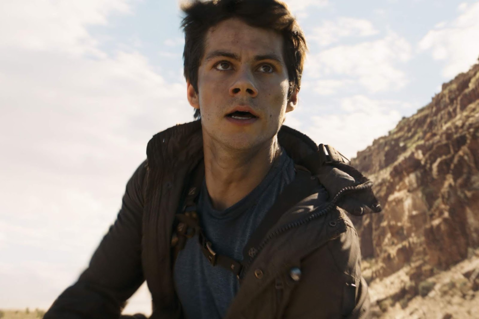 Dylan O'Brien dublará Bumblebee no derivado da franquia Transformers