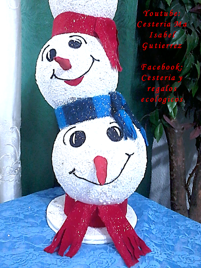 Trío de muñecos de nieve navideños hechos con material reciclado