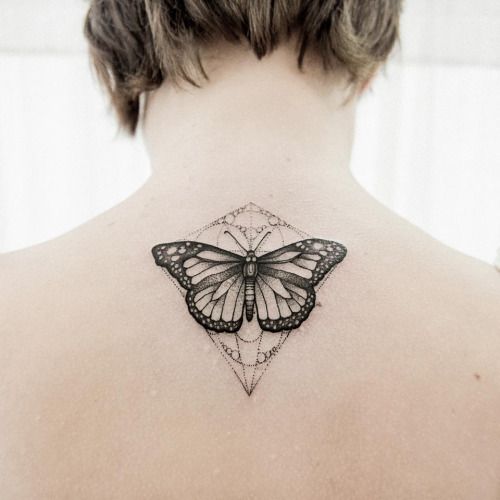 Borboleta preta com Linhas Geométricas em Volta da Tatuagem