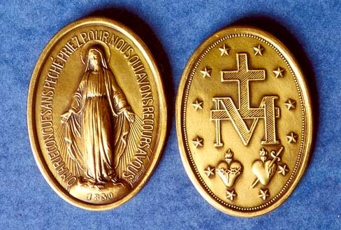 Cómo usar la Medalla Milagrosa de la Virgen María Lleva siempre la medalla  colgando del cuello. Visit…