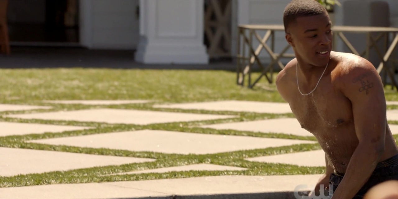 Daniel Ezra shirtless in All American, Season 1, Ep1.