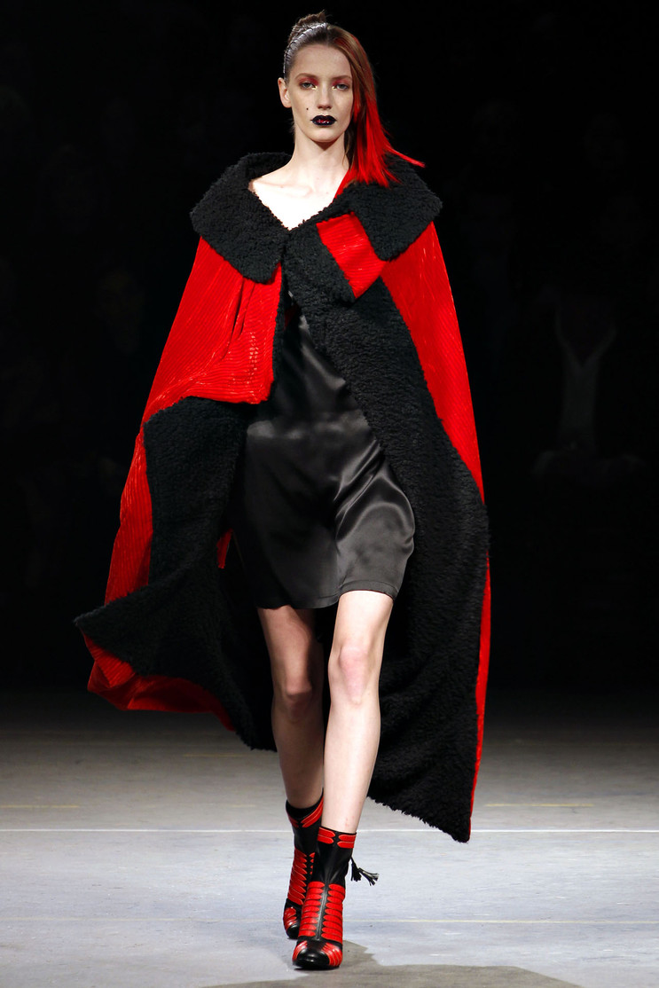 Fashion Runway Yohji Yamamoto Fall/Winter 2012 Ready-to-Wear Paris ...