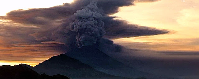 Volcano smoke on Mount Agung