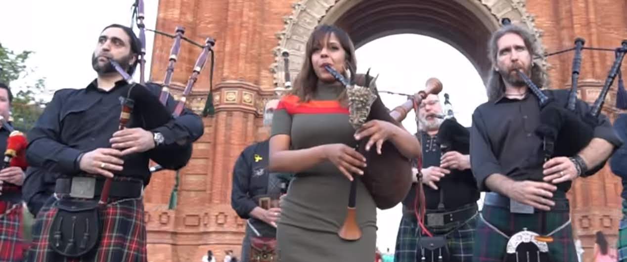 ČESKÝ WEB Amazing Grace Bagpipes The Snake Charmer ft. Barcelona