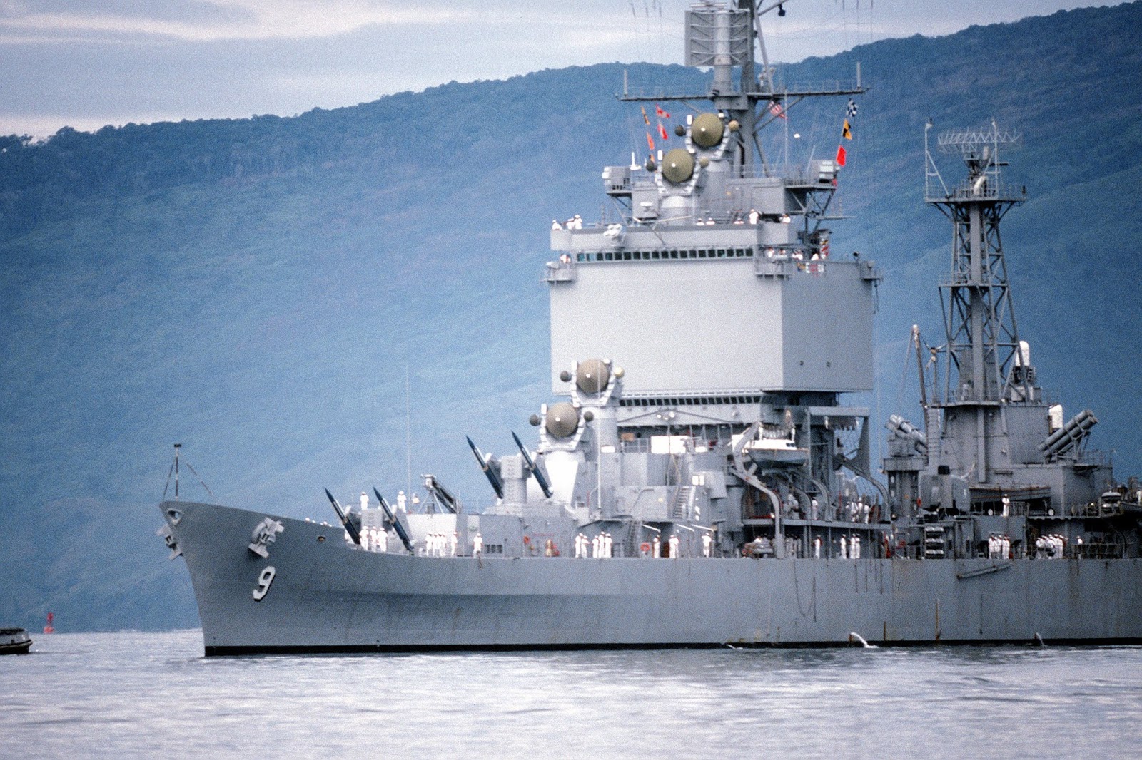 USS_Long_Beach_%2528CGN-9%2529_entering_Subic_Bay.jpg