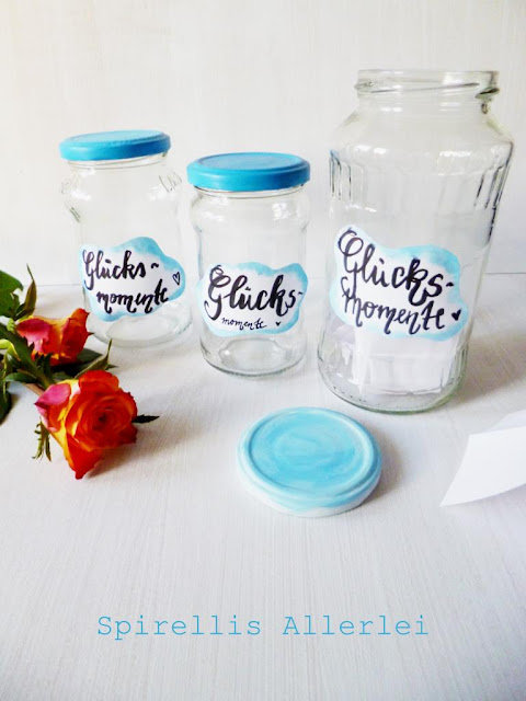 Alte Gläser aufpoliert und schick gemacht - Diese Gläser waren nun Geschenke (außer eins für mich) - und der Gedanke dahinter ist dann, dass über das Jahr hinweg schöne Momente auf den kleinen Zettelchen gesammelt werden und zu Silvester (oder Weihnachten - mal sehen) kann man nochmal Revue passieren lassen :)
