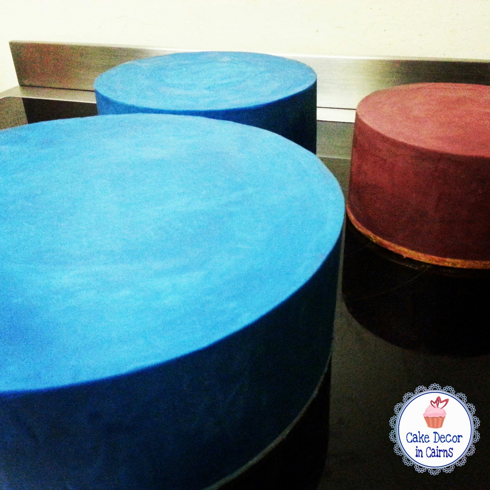 Blue and Maroon tinted / coloured / colored ganache cakes
