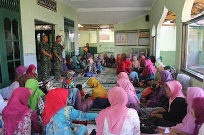 KASDIM 0725/SRAGEN MEMBERIKAN PENGARAHAN DI SELA – SELA PENGAJIAN RUTIN PERSIT KCK CAB. XLVI