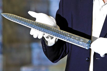 A espada de mais de 2 mil anos que pertenceu ao poderoso Gou Jian, na China antiga, empunhada nos dias de hoje