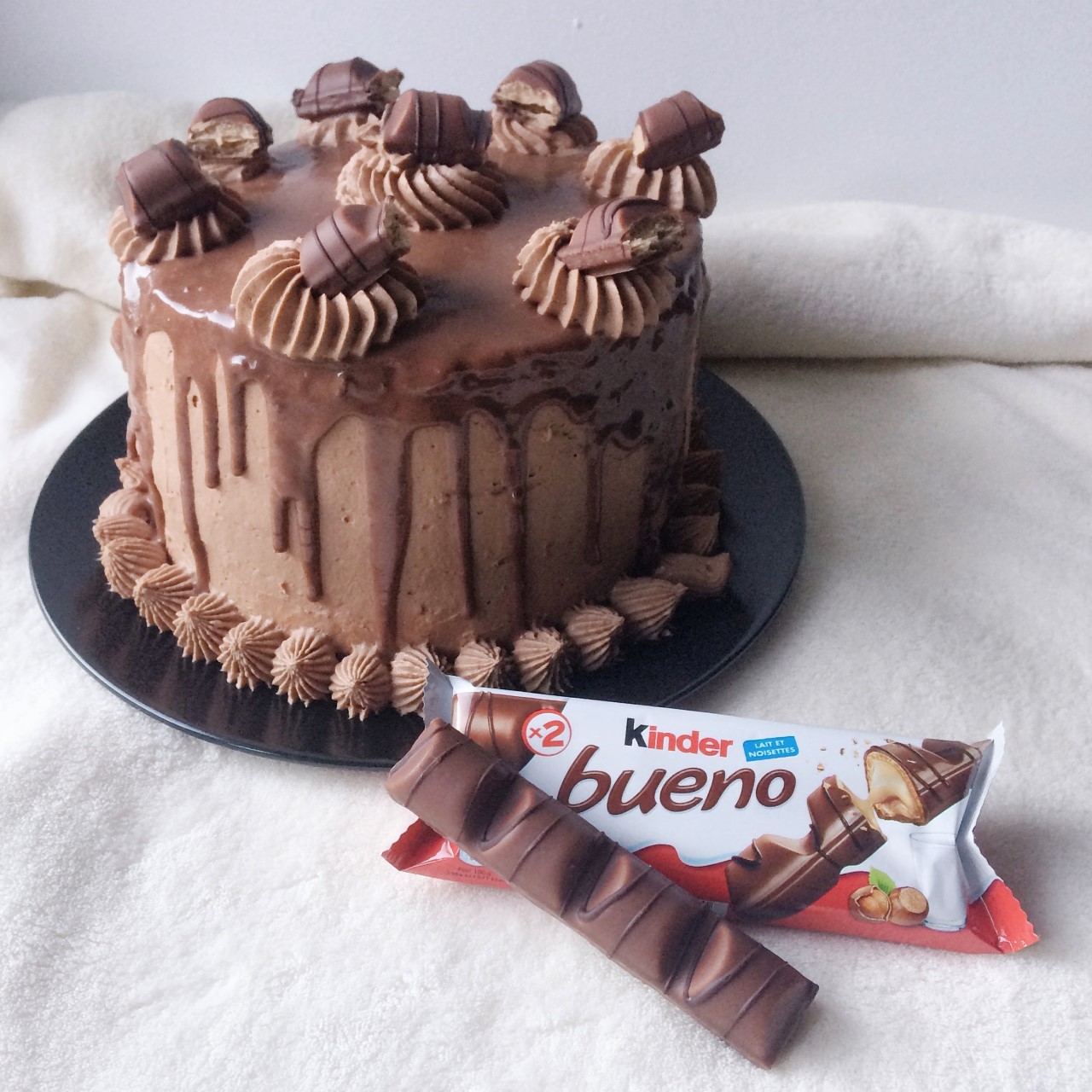 Frenchymilie Layer cake au Kinder Bueno.