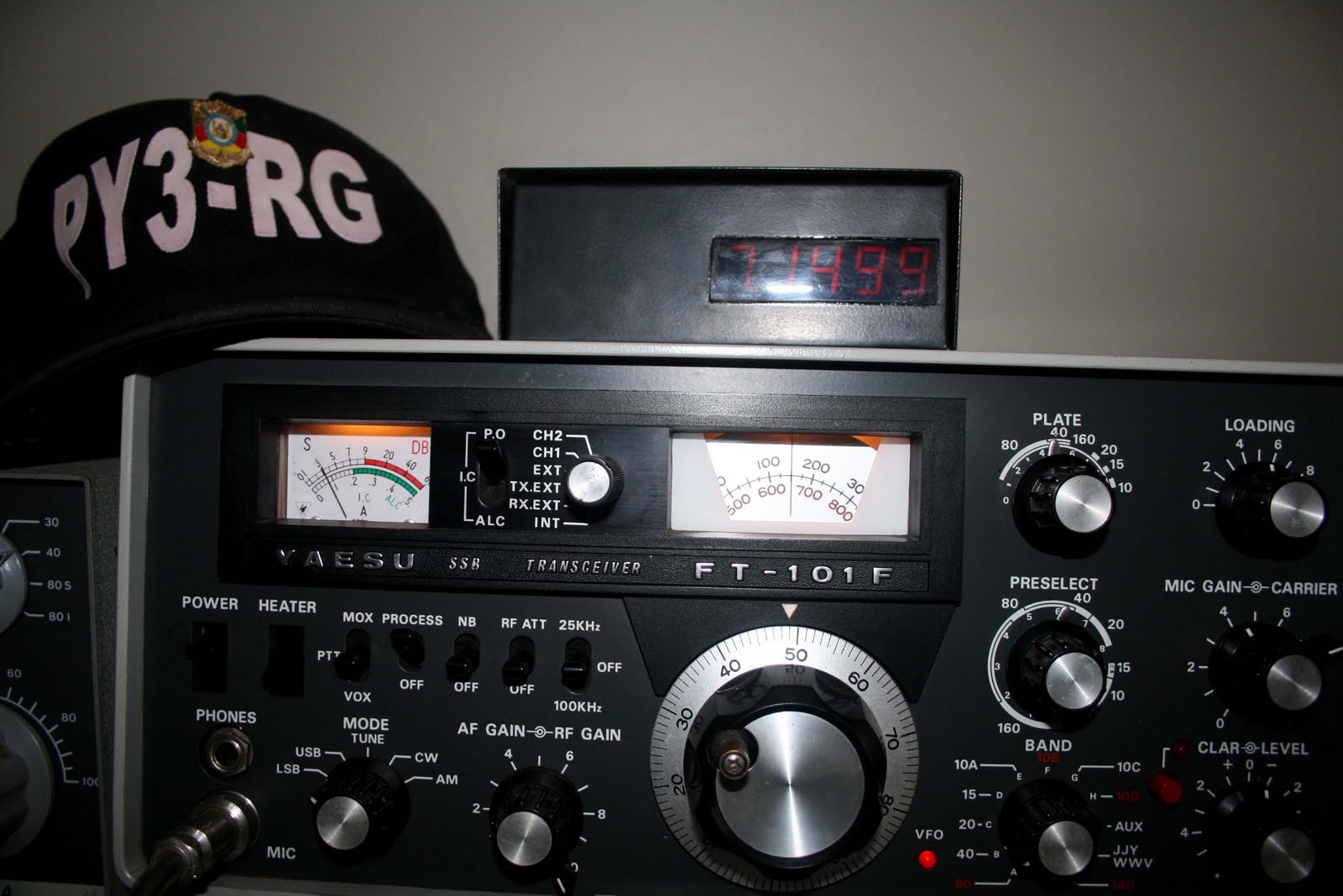 PY3RG: Meu Yaesu FT 101 F com frequencímetro digital construído pelo ...