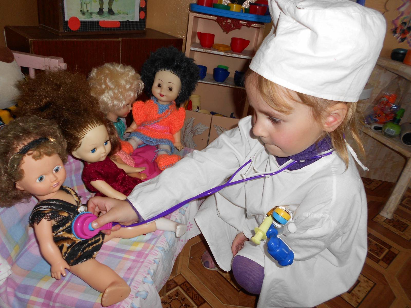 День кукол в детском саду. Сюжетные игрушки куклы. Куклы в детском саду. Ролевые игры для детей. Сюжетно-ролевые игры в детском саду.