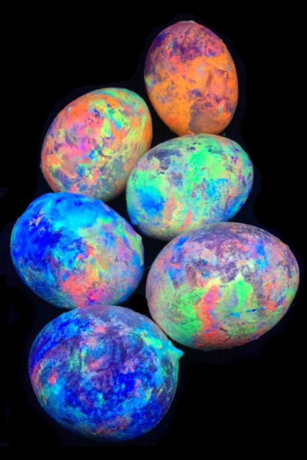 Make glow in the dark Easter eggs using shaving cream!  My kids absolutely loved this activity, and the neon eggs produced are absolutely breathtaking. The entire family is sure to love this egg dying idea. #eastereggdyeideas #eastercrafts #eggdecoratingideascreative #glowinthedarkeastereggs #glowingeggs #glowingeaster #easteractivitieskids #neoneastereggs #shavingcreameastereggcoloring