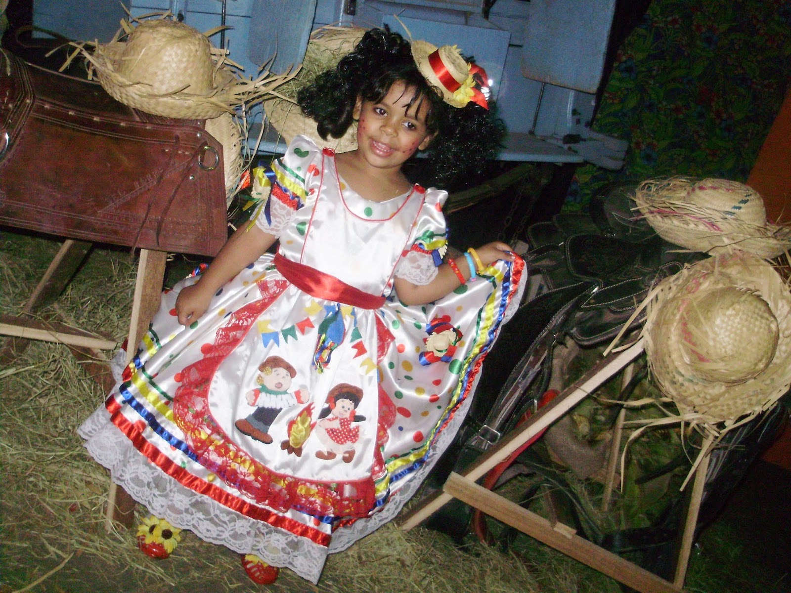 sonhar e criar Vestido de quadrilha infantil colorido