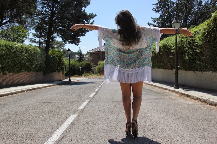 DIY Kimono con flecos (no hace falta patrones). Blog de costura y blog diy.
