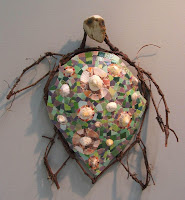 création d'une mosaïque en forme de tortue luth avec branches de vigne pâte de verre faïence coquillages mécanisme d'horloge par mimi vermicelle