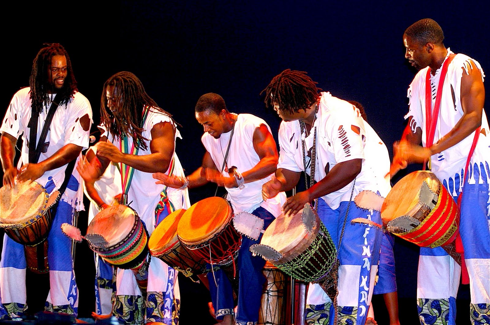 Современная африканская музыка. Музыкальная культура народа Африки. Музыканты африканцы. Африканский барабан. Африка музыкант.