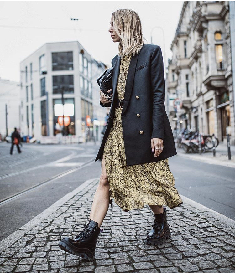 Arriba 96+ Foto Outfit Con Botas De Charol Negras Alta Definición