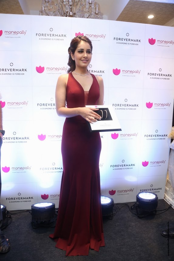 Raashi Khanna launches Forevermark Diamonds at Manepally Jewellers